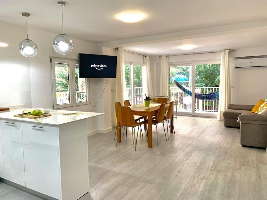New Stylish Beach Front Apartment กูลเญรา ภายนอก รูปภาพ
